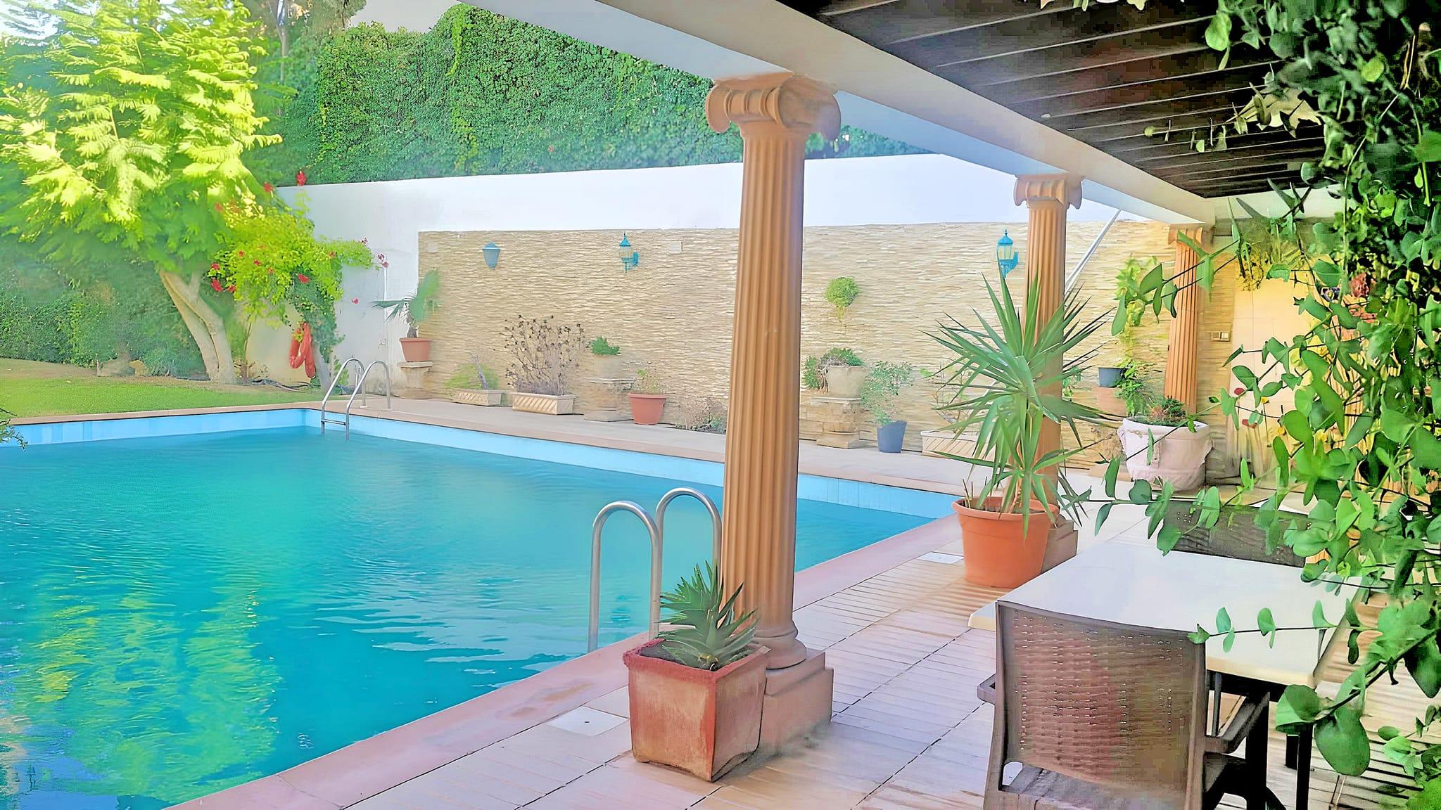 Une  spacieuse villa située à La Soukra, avec un magnifique jardin et piscine
