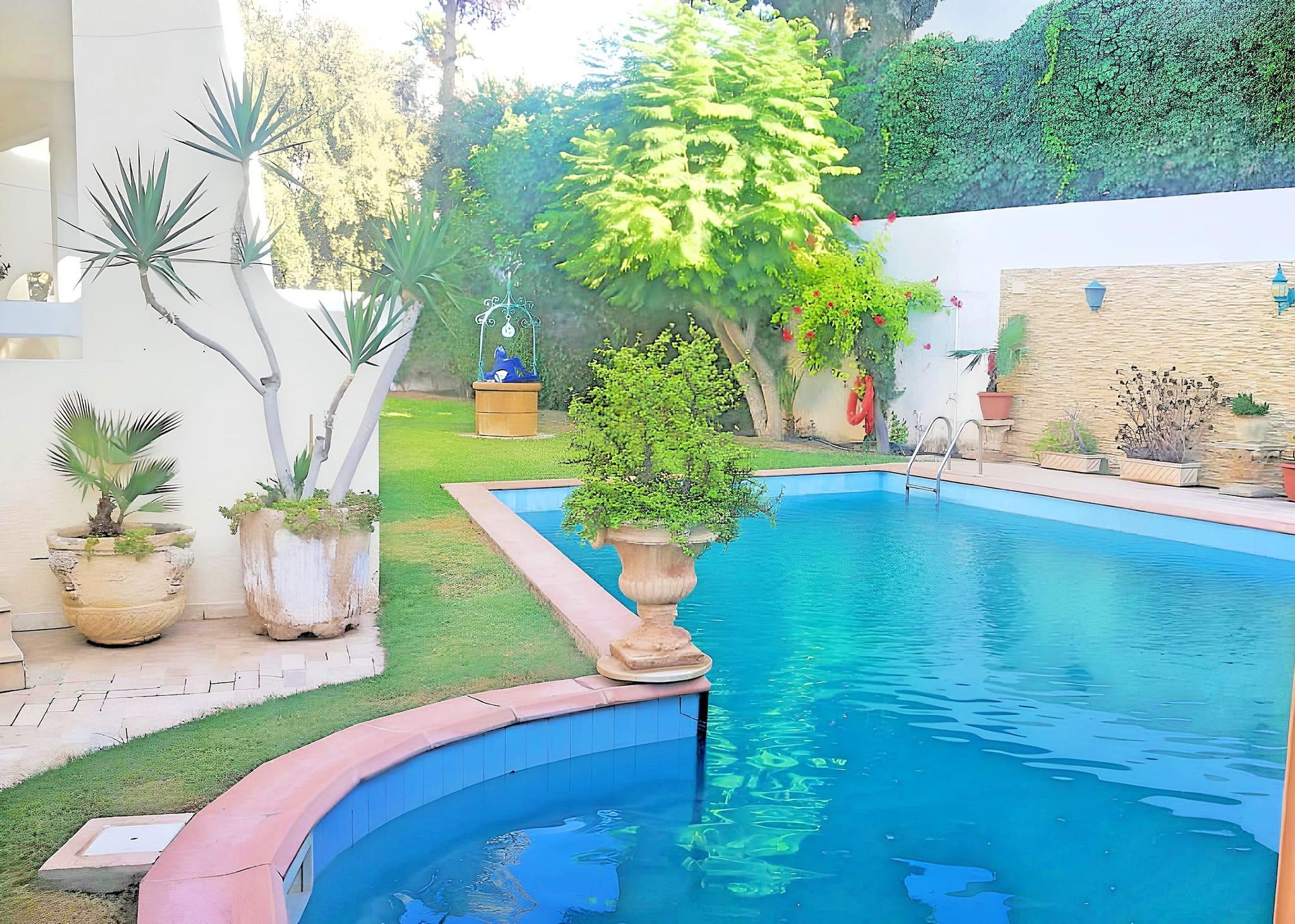 Une  spacieuse villa située à La Soukra, avec un magnifique jardin et piscine
