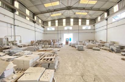 Un entrepôt de stockage et logistique, actuellement une marbrerie, situé dans la zone industrielle de Morneg