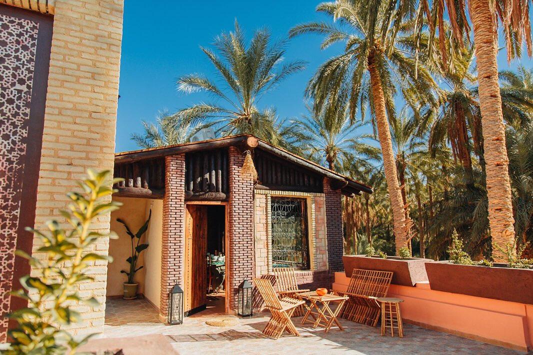 Une villa entourée de palmiers et offre toutes les commodités nécessaires pour un séjour inoubliable en famille ou entre amis
