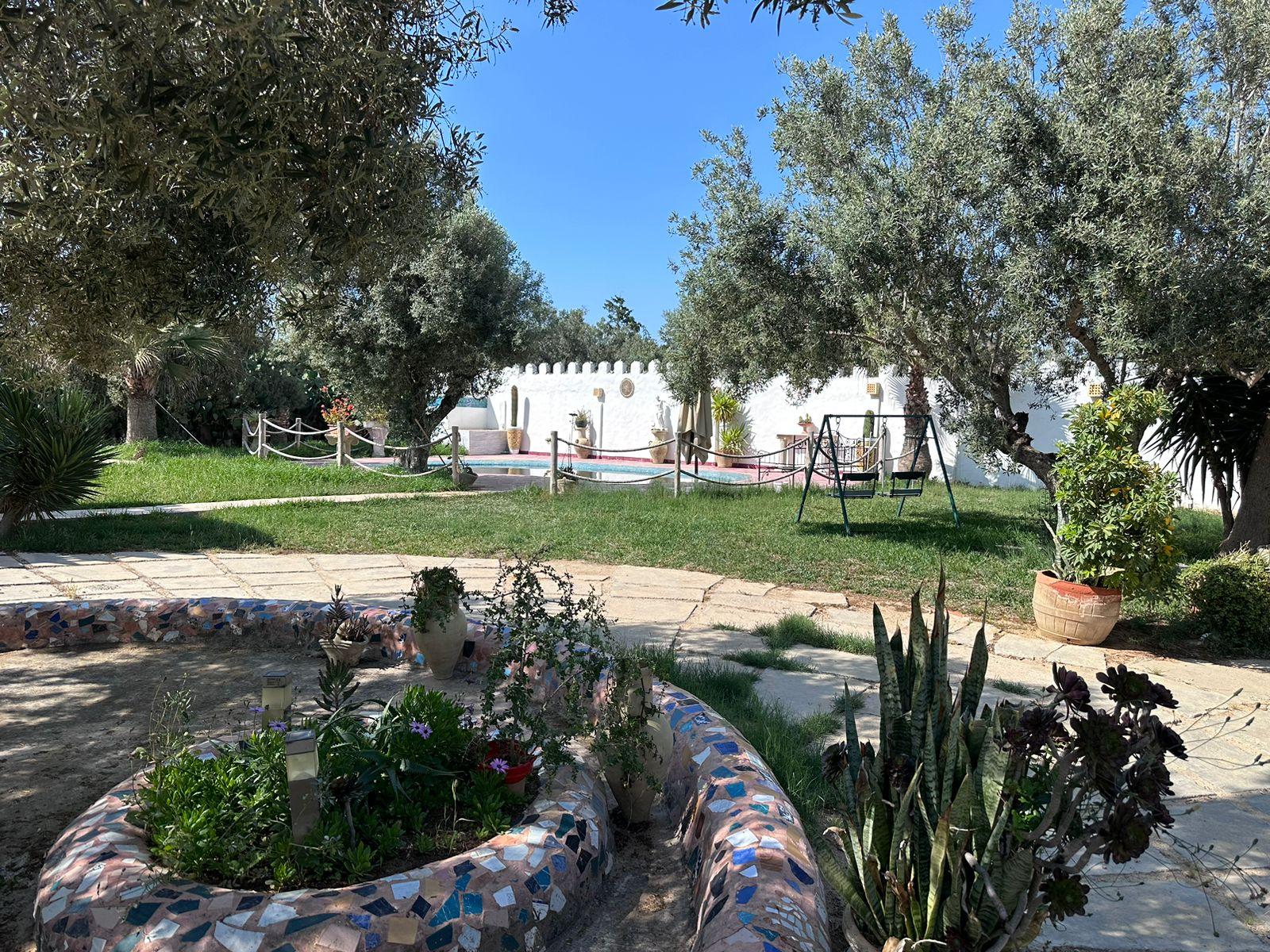 À Vendre – Grand Terrain avec 3 Maisons et Piscine à Bir Bouregba, Hammamet