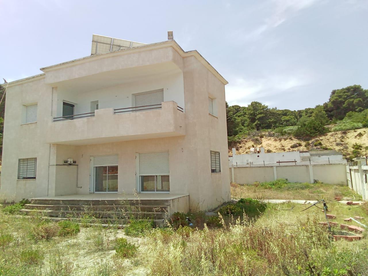 Une villa à vendre, située à la Corniche de Bizerte, à seulement 200 mètres de la mer