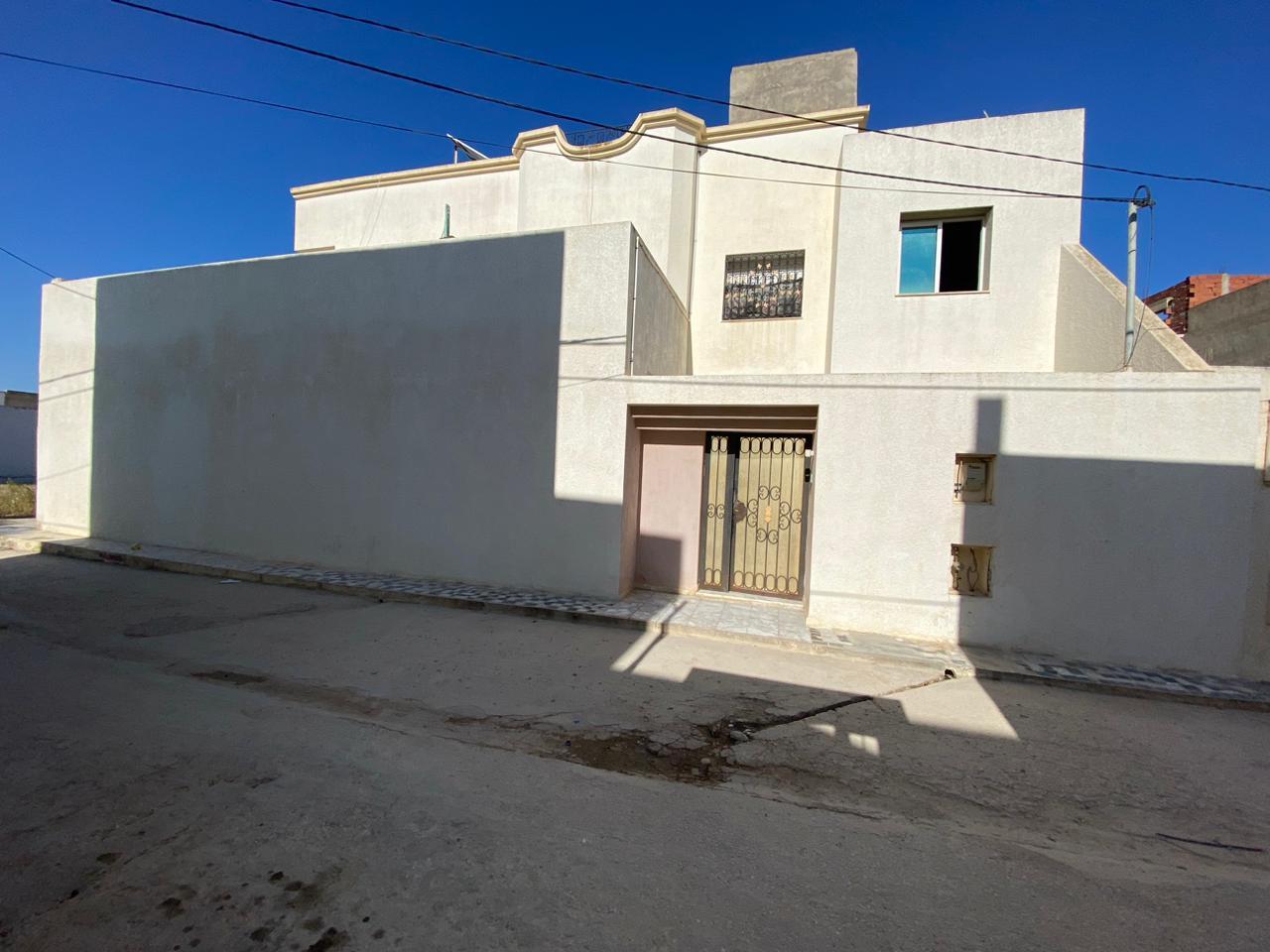 À vendre : Duplex à Cité Chaker, Raoued.