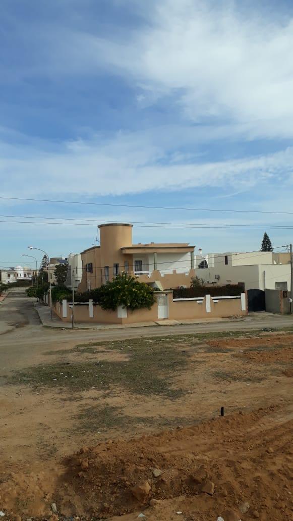 Villa à vendre, située à Sfax sur la route de Sokra km 4.