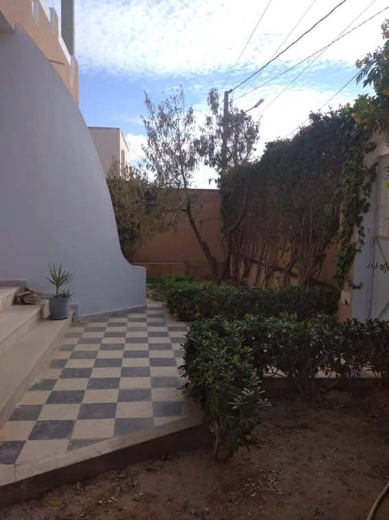 Villa à vendre, située à Sfax sur la route de Sokra km 4.