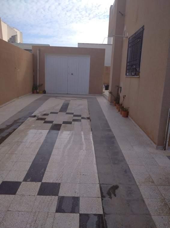 Villa à vendre, située à Sfax sur la route de Sokra km 4.