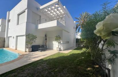 À Louer – Villa Jumelée Meublée à Hammamet avec Piscine et Vue sur Mer