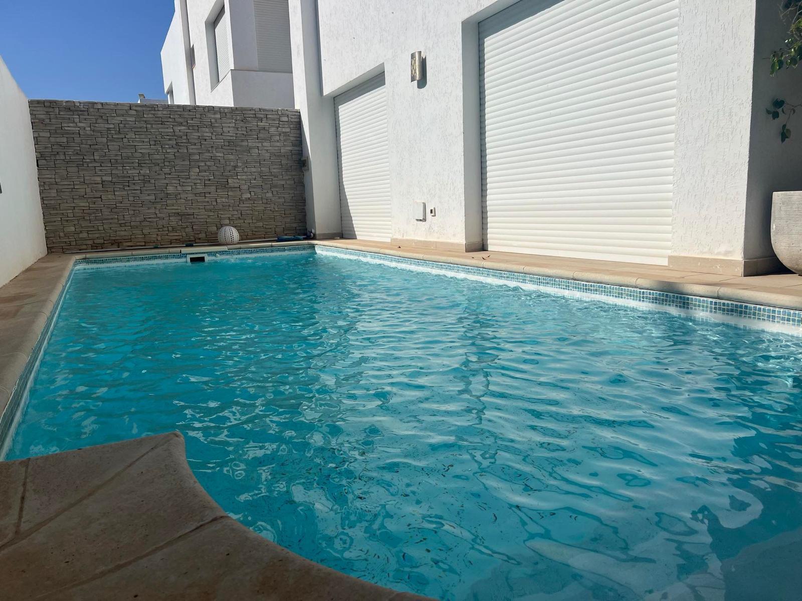 À Louer – Villa Jumelée Meublée à Hammamet avec Piscine et Vue sur Mer