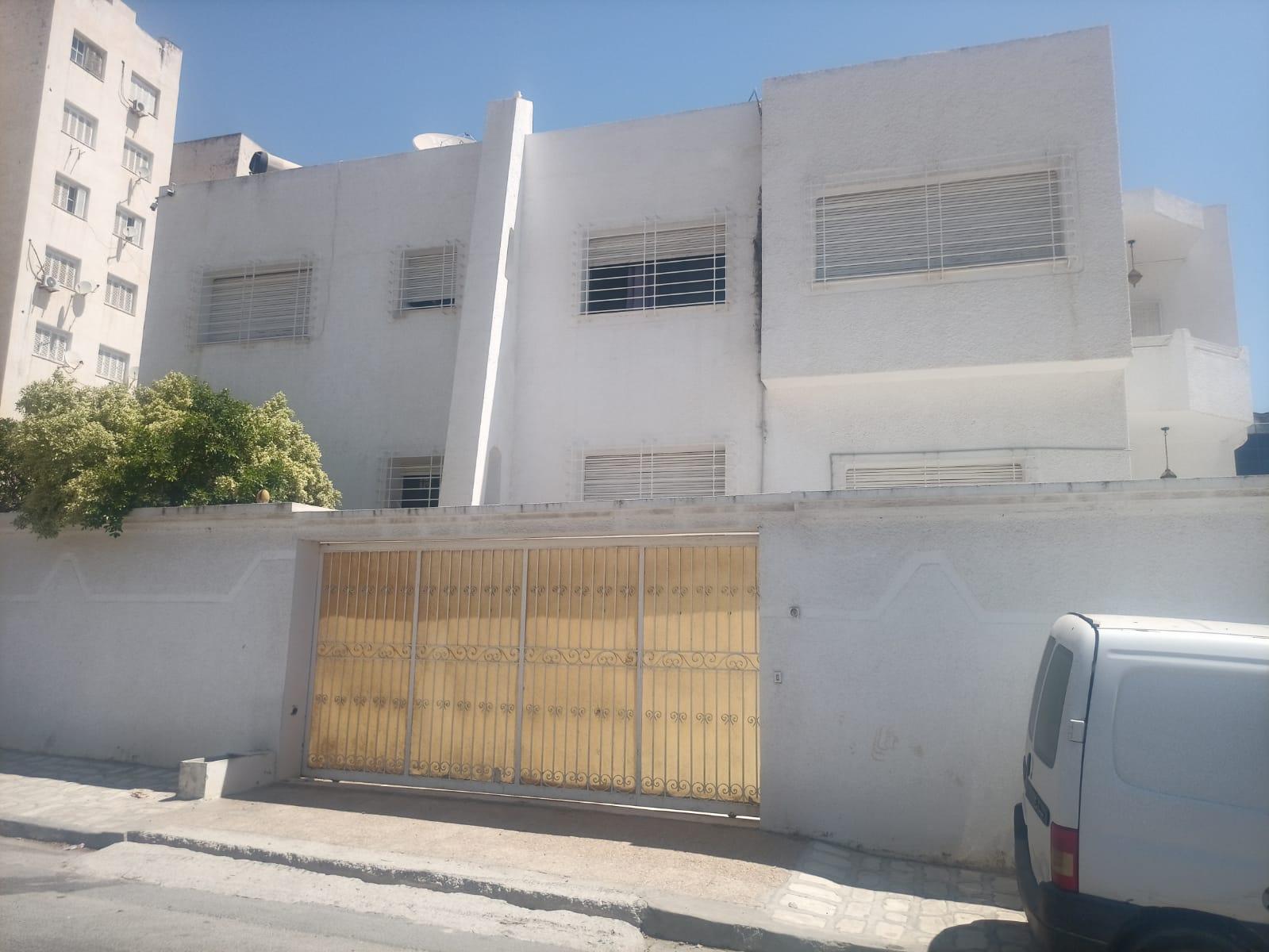 Villa à vendre, située à Ariana, à proximité de l'Africa Mall.