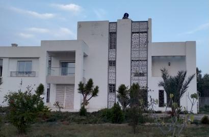 Un terrain avec une très grande villa à vendre, situé près de Yasmine Hammamet, à environ 3 km de la plage.