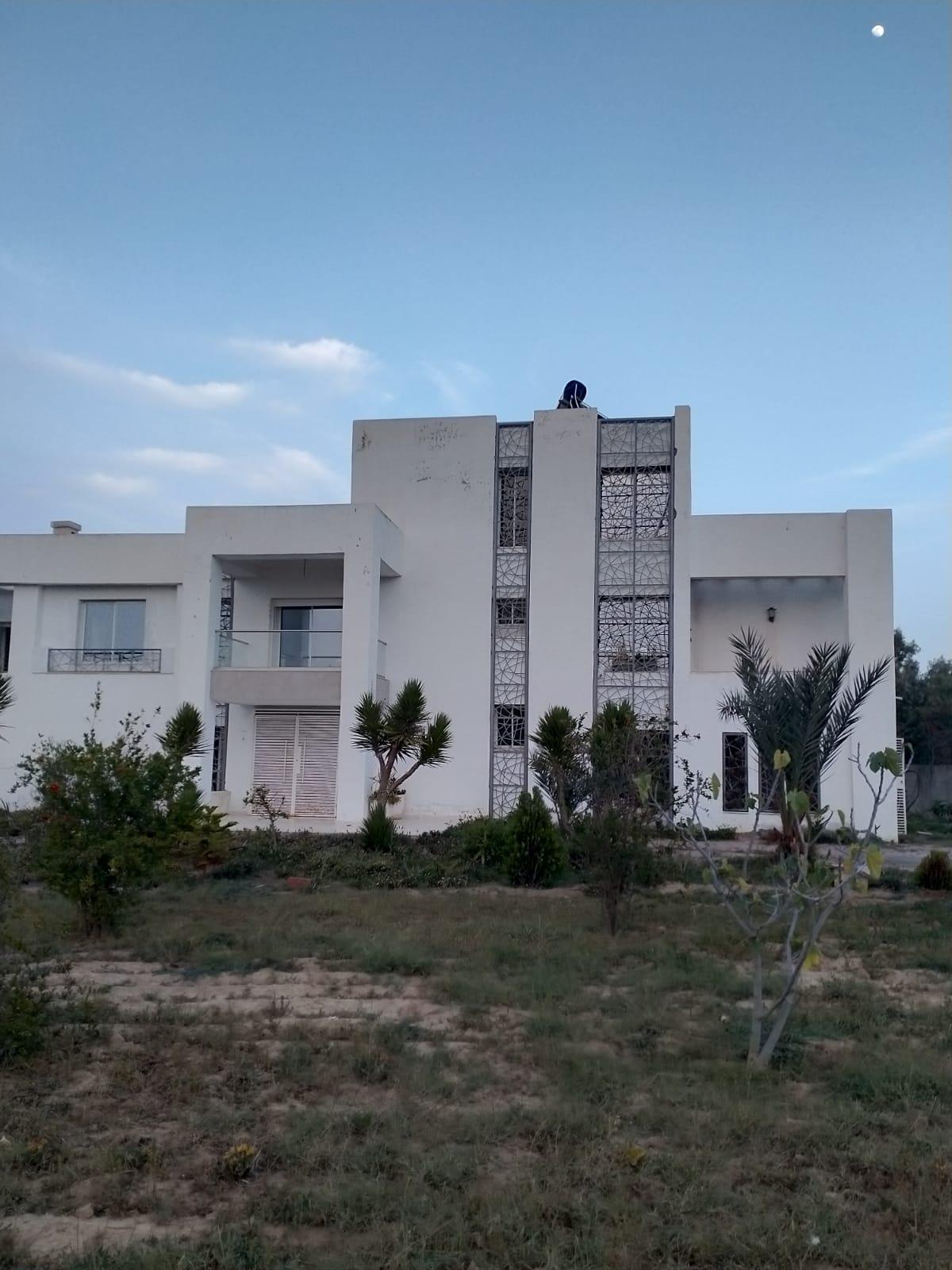 Un terrain avec une très grande villa à vendre, situé près de Yasmine Hammamet, à environ 3 km de la plage.