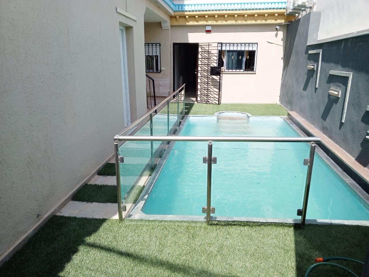 Une superbe villa avec piscine à vendre, idéalement située à Kharouba en face de Carrefour Hammamet, entre Mrezga et Hammamet.