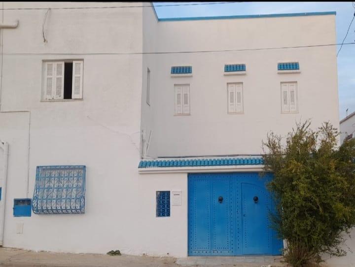 À Vendre : Maison à Deux Niveaux à Sidi Hsine, 20 Mars !