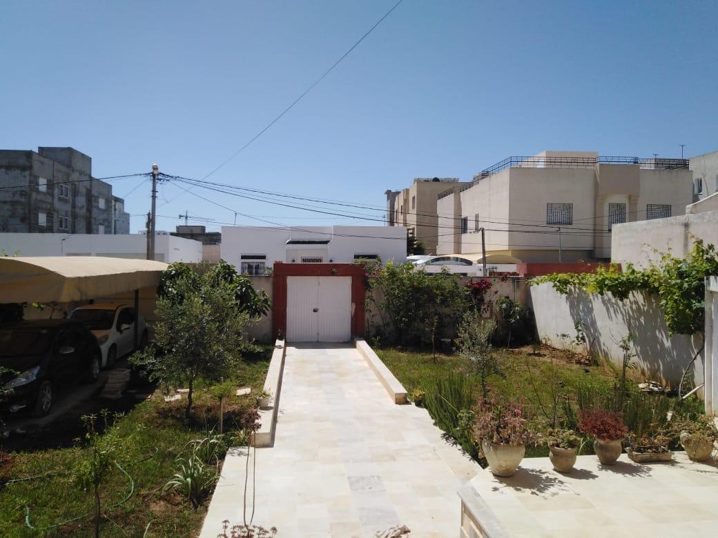 À Vendre : Villa Spacieuse à Ghazela avec Potentiel d'Extension !