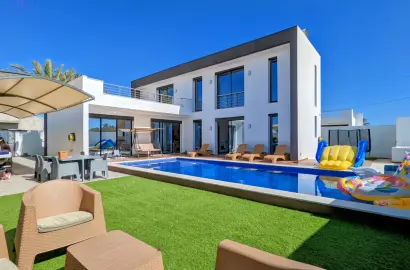 À Vendre : Villa VERSACE , 6 minutes de la plage !