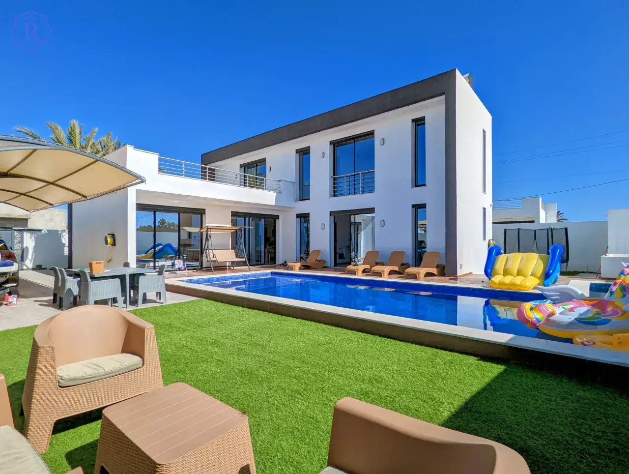 À Vendre : Villa VERSACE , 6 minutes de la plage !