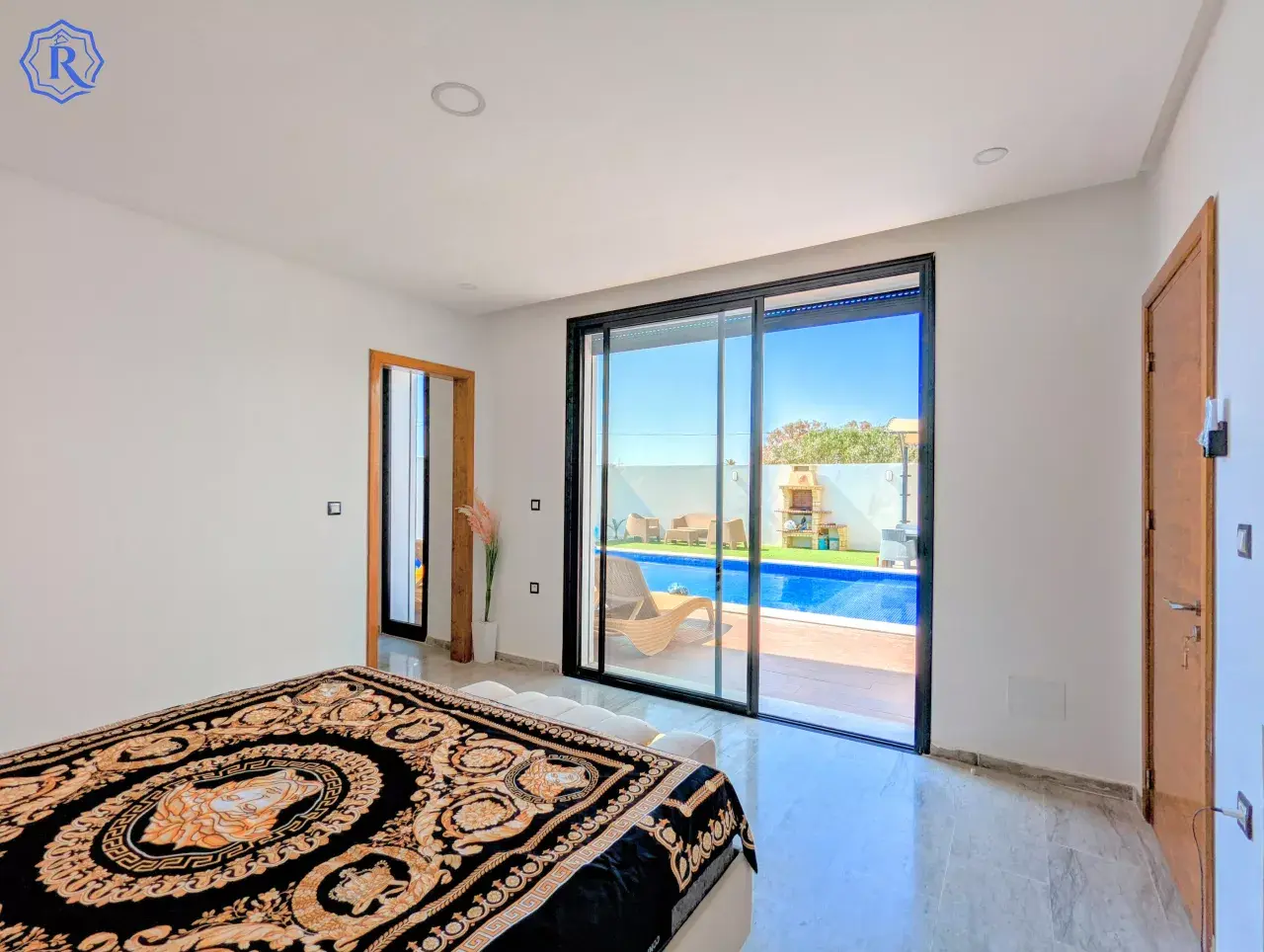 À Vendre : Villa VERSACE , 6 minutes de la plage !