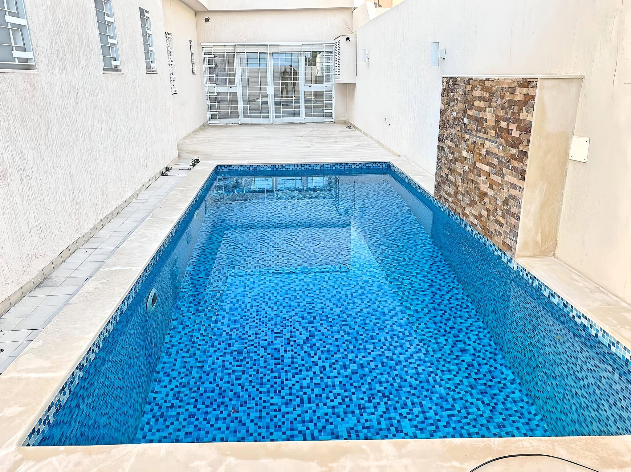 Une magnifique villa S+4 avec jardin et piscine, ainsi qu'un studio indépendant à l'étage, située à El Ghazela