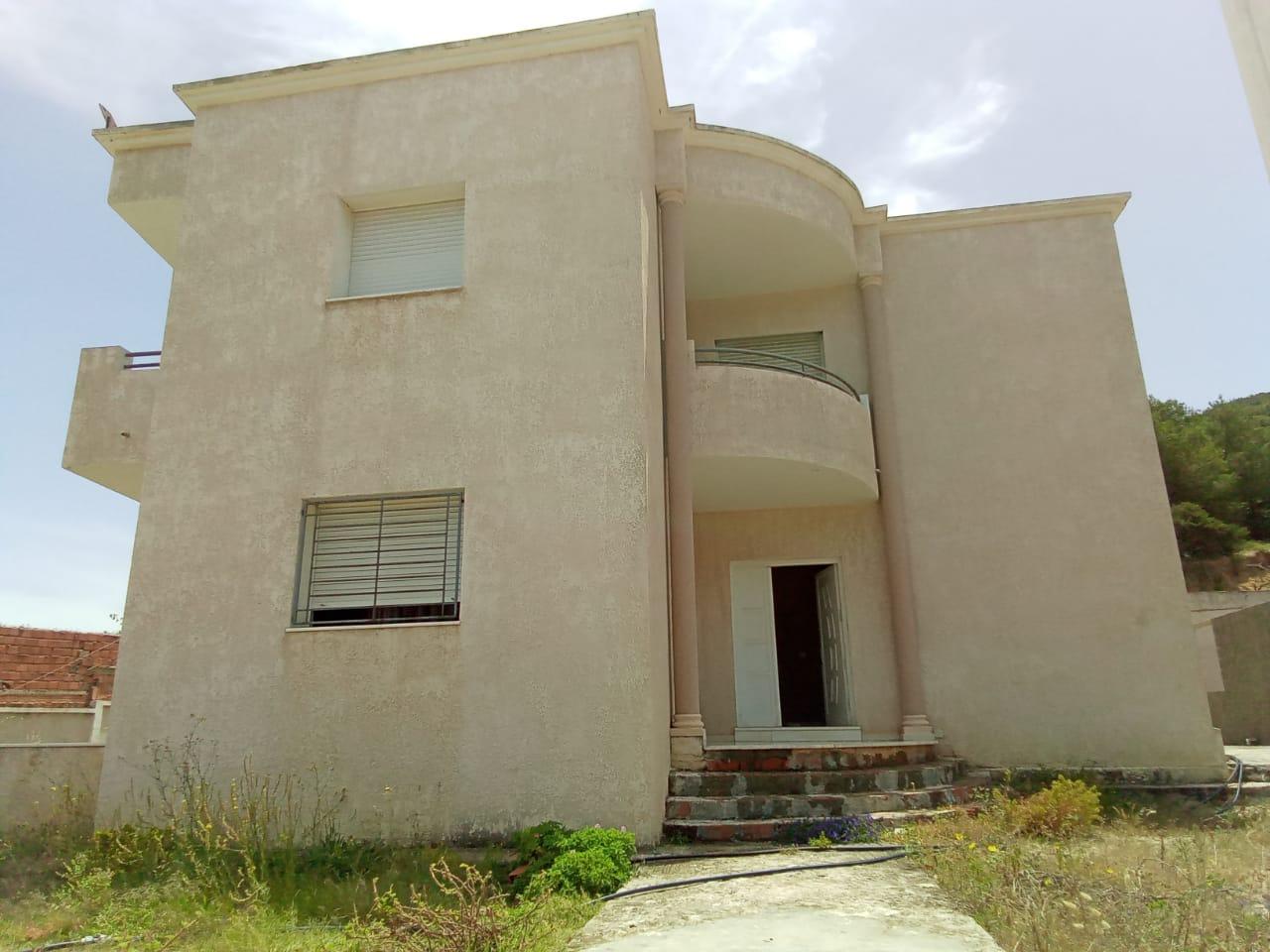 Une villa à vendre, située à la Corniche de Bizerte, à seulement 200 mètres de la mer