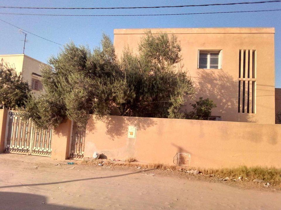 À Vendre : Maison à Route Gremda, Sfax, Marquez Sahnoun Km 7, Proche de l'École Rached