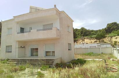 Une villa à vendre, située à la Corniche de Bizerte, à seulement 200 mètres de la mer
