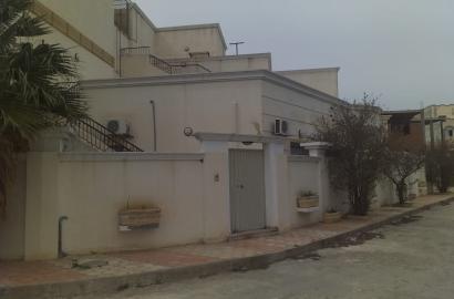 Une villa à vendre avec 6 appartements, situé à Ben Arous, Borj Cedriya