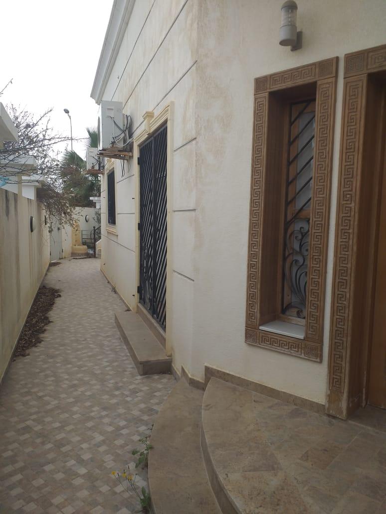 Une villa à vendre avec 6 appartements, situé à Ben Arous, Borj Cedriya