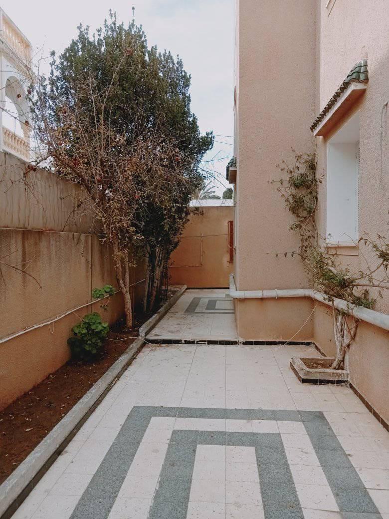 À Vendre : Étage de Villa RDC à Mahdia, près de la FSEG !