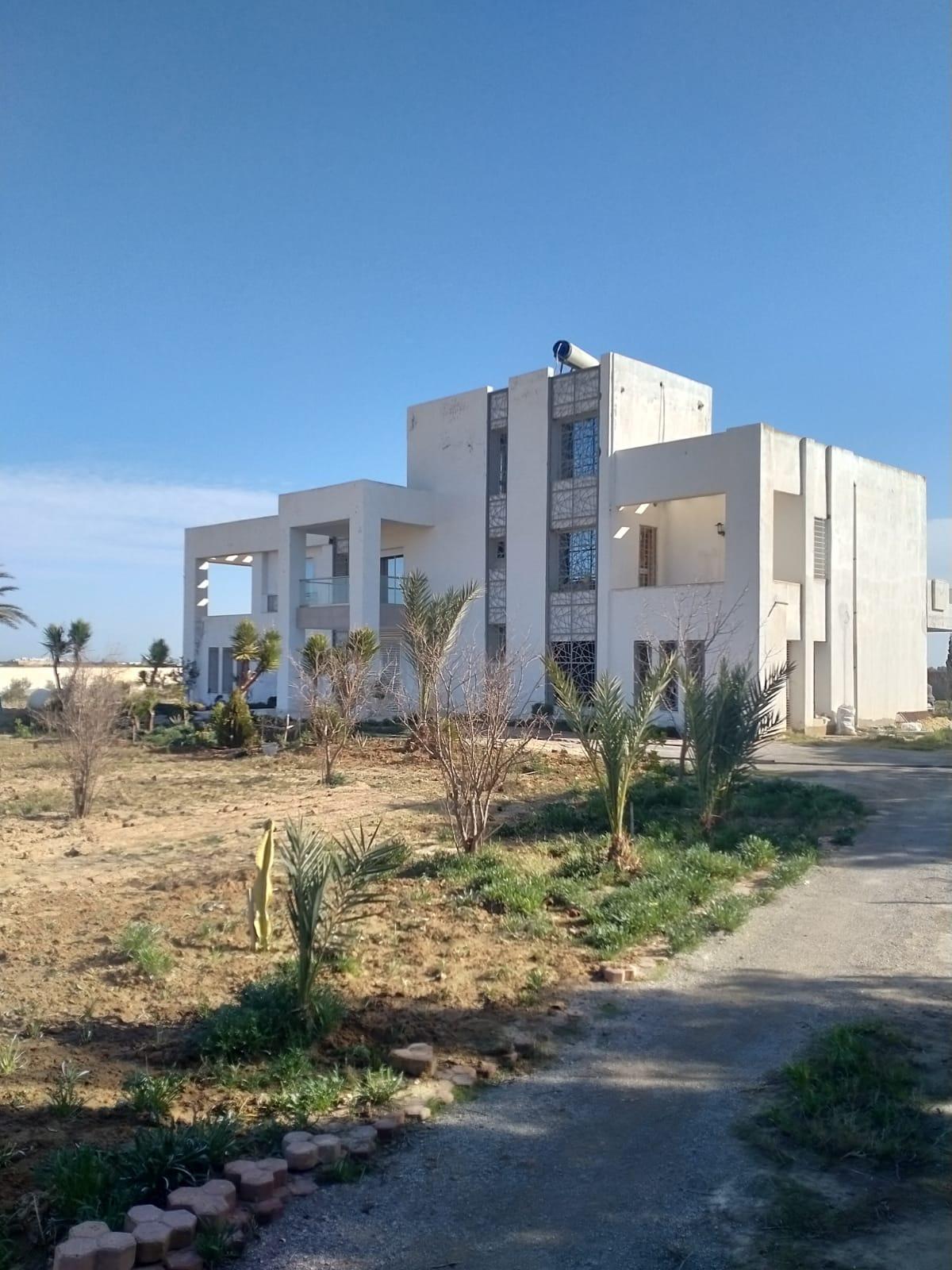 Un terrain avec une très grande villa à vendre, situé près de Yasmine Hammamet, à environ 3 km de la plage.