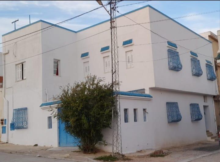 À Vendre : Maison à Deux Niveaux à Sidi Hsine, 20 Mars !