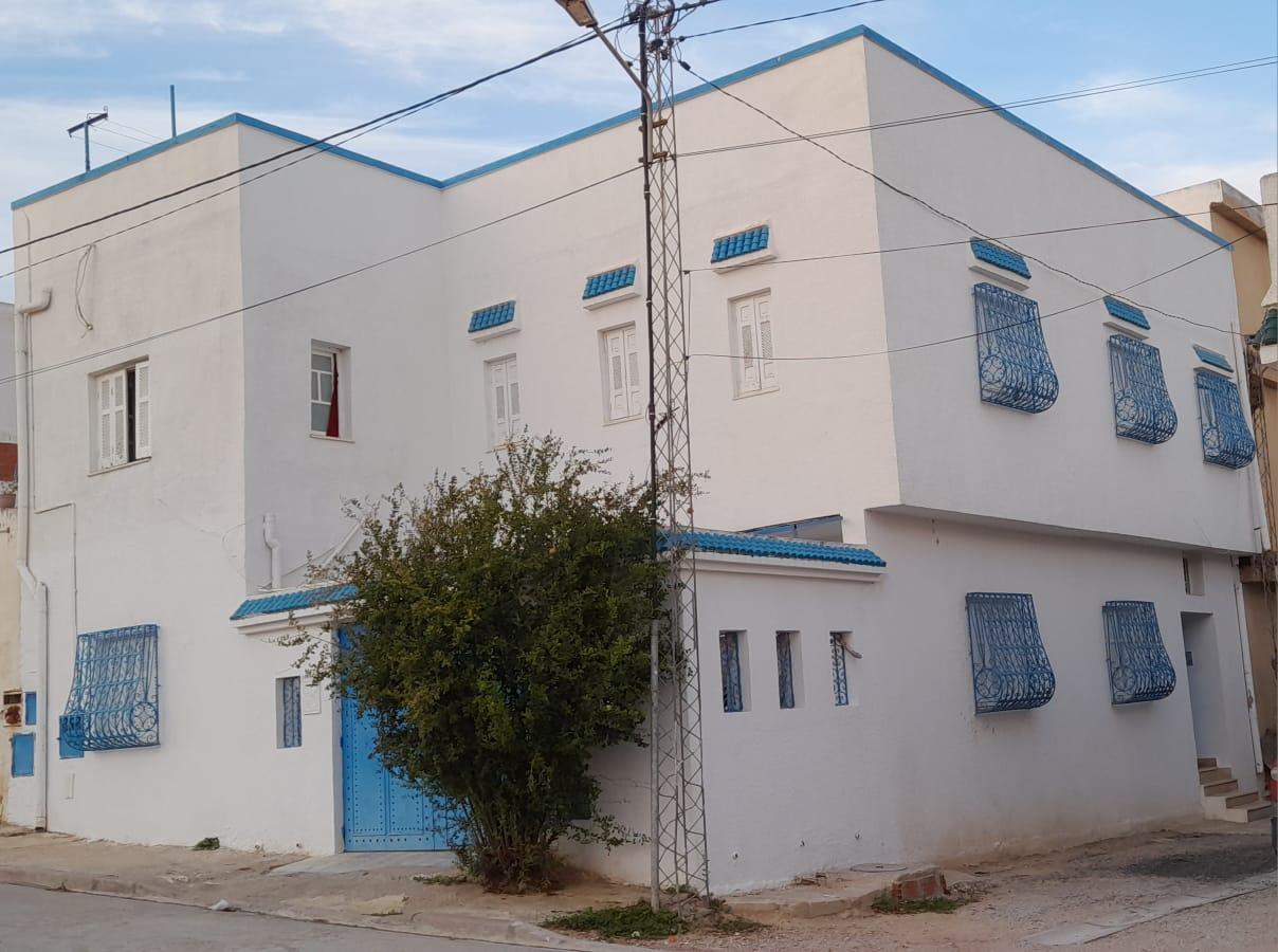 À Vendre : Maison à Deux Niveaux à Sidi Hsine, 20 Mars !