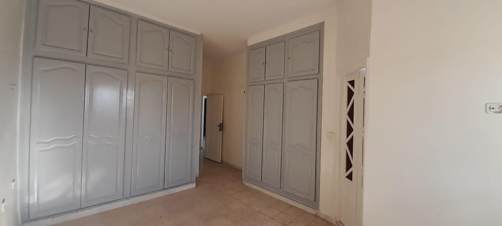 À Vendre : Maison à Deux Niveaux à Sidi Hsine, 20 Mars !