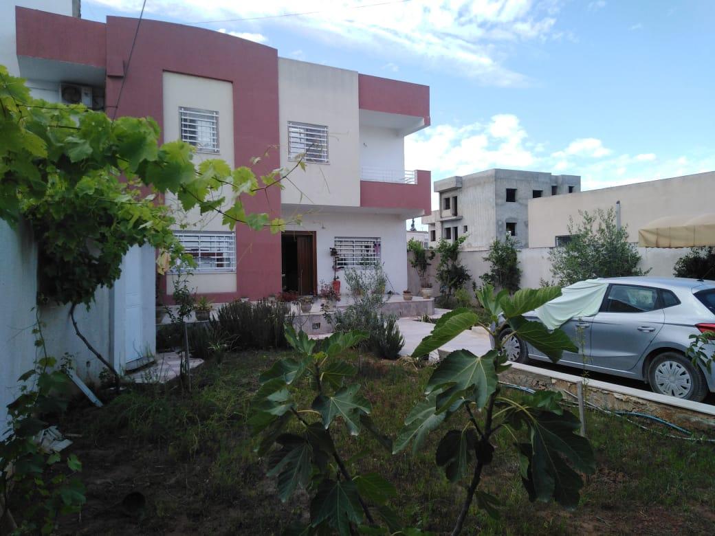 À Vendre : Villa Spacieuse à Ghazela avec Potentiel d'Extension !