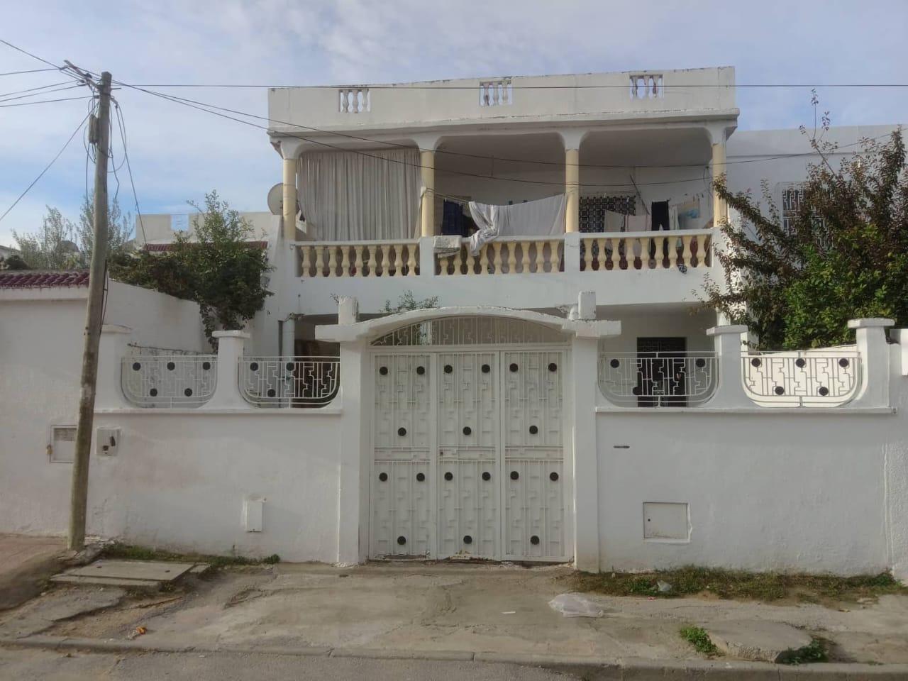 À Vendre : Maison en Cours de Rénovation à Cité Ibn Sina, Près de la Mosquée et de la Station de Métro